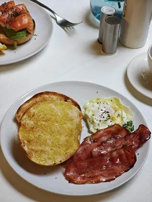Comida en o cerca de este hotel