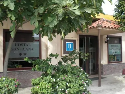Fachada o entrada de Hostal Santa Ana