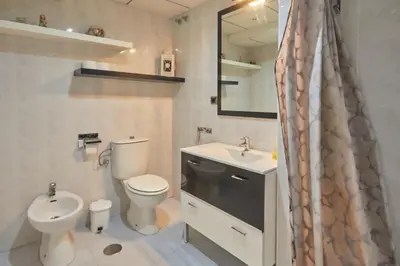 Un baño de TWO BEDROOMS Leonor Dávalos