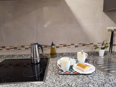 Utensilios para hacer té y café en Luminoso y amplio apartamento