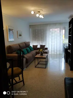 Una televisión o centro de entretenimiento en Luminoso y amplio apartamento