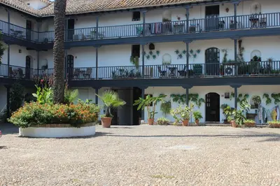 Jardín al aire libre en Conde Central Courtyard by Valcambre