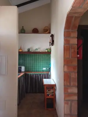 Una cocina o zona de cocina en La solana de turon. El pino