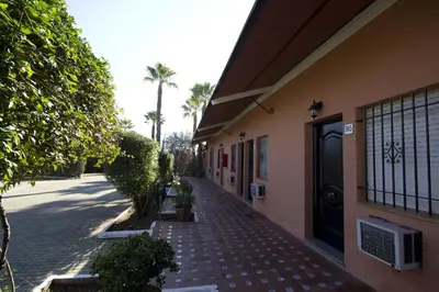 Edificio en el que se encuentra el hostal o pensión