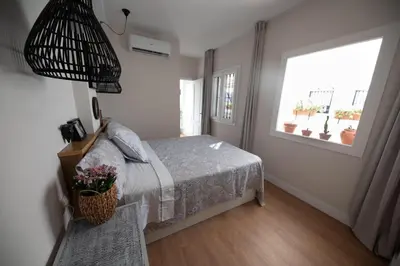 Cama o camas de una habitación en Cosy Apartment with Terrace in the Centre of Seville