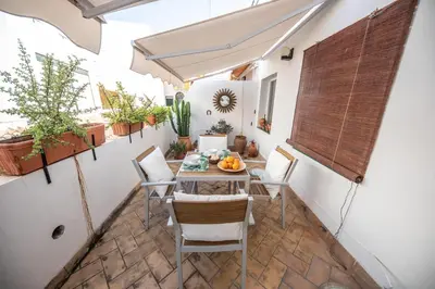 Un balcón o terraza de Cosy Apartment with Terrace in the Centre of Seville