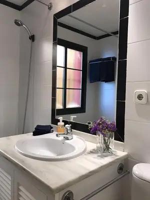 Un baño de CLB Apartamento Alameda