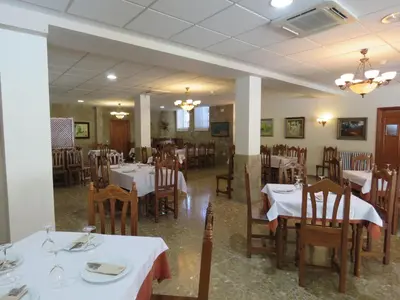 Un restaurante o sitio para comer en Hotel Río Piscina