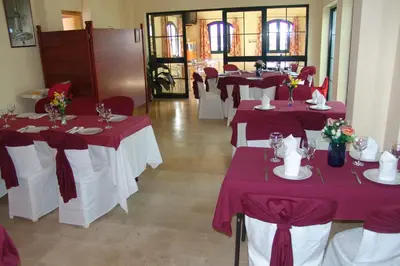 Un restaurante o sitio para comer en Camping la Sierrecilla