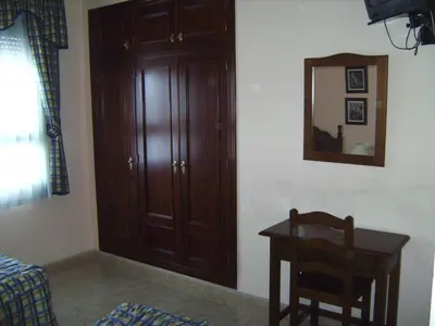 Una televisión o centro de entretenimiento en Hostal El Polígono