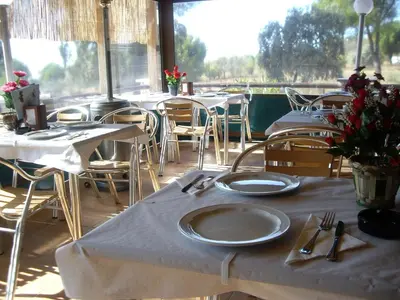 Un restaurante o sitio para comer en Apartamentos Paraje San Gines