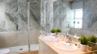 Un baño de Azhar Suites