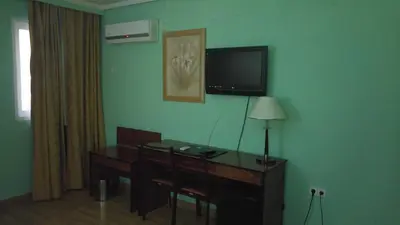 Una televisión o centro de entretenimiento en Hotel Cabañas
