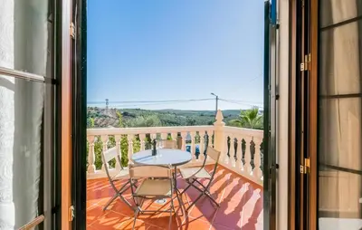 Un balcón o terraza de 3 Bedroom Awesome Home In Casariche