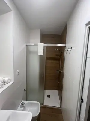 Un baño de APARTAMENTOS EN ALAMEDA DE HERCULES SEVILLa