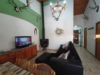 Una televisión o centro de entretenimiento en Casa Almadén 1