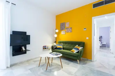 Una televisión o centro de entretenimiento en Uniko Home Sevilla