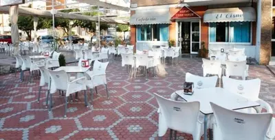 Un restaurante o sitio para comer en El Cisne Verde