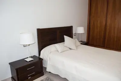 Cama o camas de una habitación en Céntrico, parking privado, al lado estación tren.