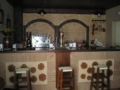 El salón o zona de bar de Hotel El Romeral