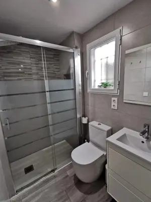 Un baño de Great location with Free private parking