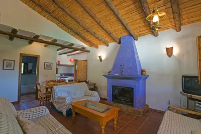 Una televisión o centro de entretenimiento en Villa La Clavelina Rocabella