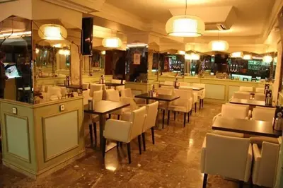 Un restaurante o sitio para comer en Hostal Macami