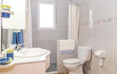 Un baño de 3 Bedroom Gorgeous Home In Rute