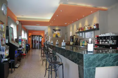 El salón o zona de bar de Hotel Torrezaf
