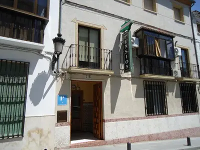 Edificio en el que se encuentra el hostal o pensión