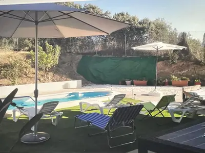 Piscina en o cerca de Villa en lo alto del monte
