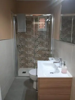 Un baño de Sevilla Nervión piso con Patio
