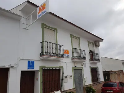 Edificio en el que se encuentra el hostal o pensión
