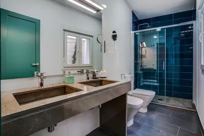 Un baño de Casa Palacio El Condestable de Sevilla