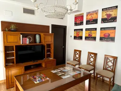 Una televisión o centro de entretenimiento en Suite El Alcázar