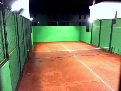 Instalaciones para jugar a tenis o squash en Vistaluque - Casa Adosada de 3 habitaciones con Piscina y Pista de Padel o alrededores