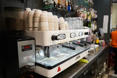 Utensilios para hacer té y café en Hotel godisa