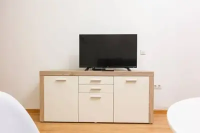 Una televisión o centro de entretenimiento en Canadian 1