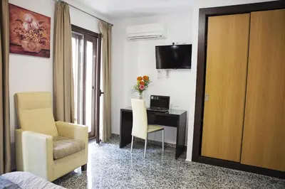 Una televisión o centro de entretenimiento en Hotel de Los Faroles