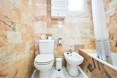 Un baño de Escoberos Courtyard Duplex by Valcambre