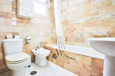 Un baño de Escoberos Courtyard Duplex by Valcambre