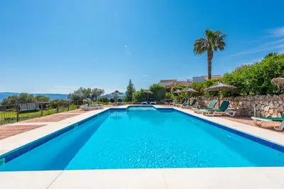 Piscina en o cerca de Cantueso Cottages