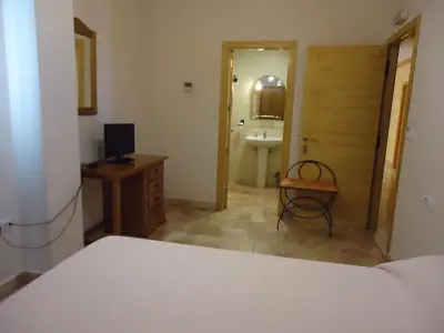 Una televisión o centro de entretenimiento en Hotel Antequera Rural Fortes La Nuit