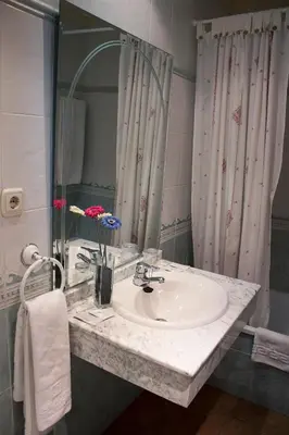 Un baño de Albenzaire Hotel Asador
