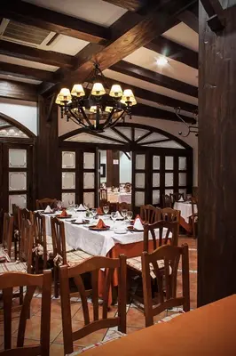Un restaurante o sitio para comer en Albenzaire Hotel Asador