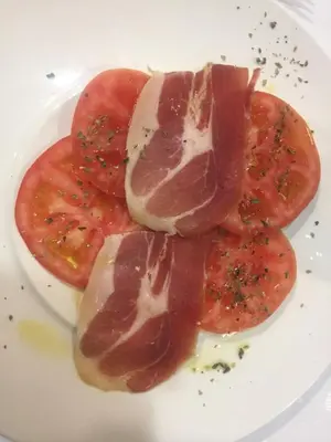 Comida en o cerca de este hotel