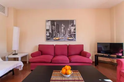 Una televisión o centro de entretenimiento en Apartamentos RG Conde de Ibarra con GARAJE