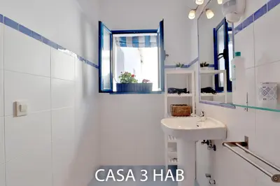 Un baño de Casas Caballerizas Mezquita 1 y 3 HAB