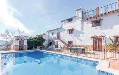 Piscina en o cerca de 8 Bedroom Lovely Home In Iznájar