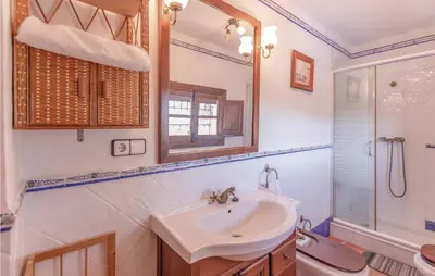 Un baño de 8 Bedroom Lovely Home In Iznájar